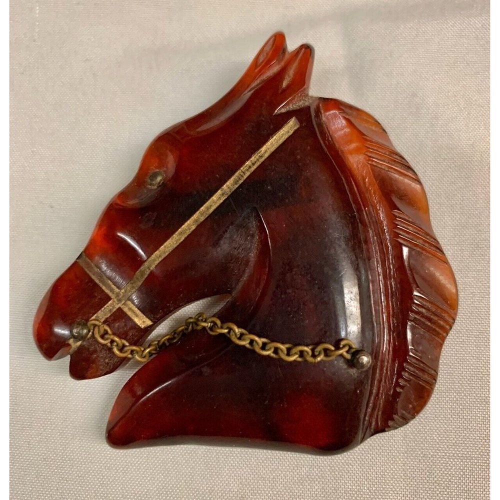 VINTAGE BAKELITE BROWN HORSE HEAD BROOCH HEAVY CARVED BRASS CHAIN